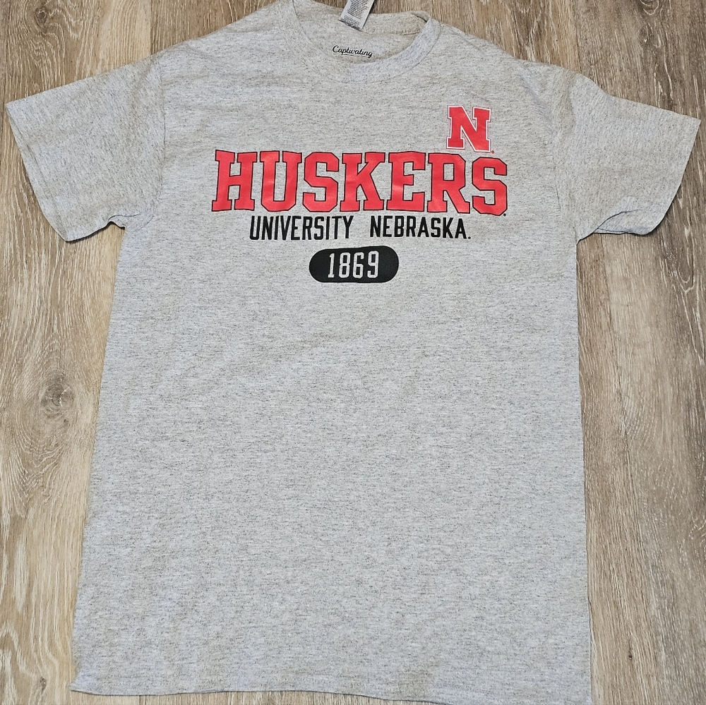 Nebraska University Huskers Gray T-Shirt Captivating Brand Mens Size Small. NWOT